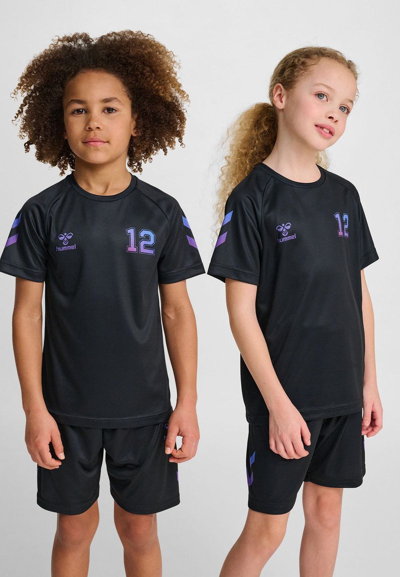Zwart atletisch shirt en broek set met paarse accentstrepen en het nummer 12, gemaakt van gladde, ademende stof.