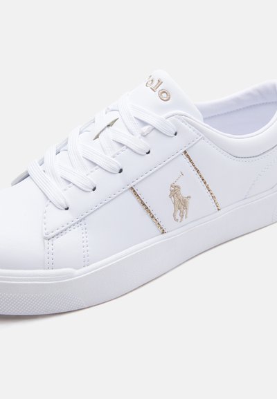 Λευκό sneaker χαμηλού τύπου με λευκά κορδόνια, χρυσό κέντημα με λογότυπο ίππου και αναβάτη στο πλάι και χρυσά γράμματα στη γλώσσα.