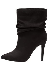 Bottes noires en daim à la cheville avec un design tombant, un bout pointu et un talon aiguille. Une texture lisse et une silhouette simple caractérisent le style.