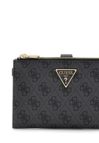 Schwarze Geldbörse aus strukturiertem Material, mit einem goldenen Dreieckslogo und dem Markennamen, Reißverschluss und einem sich wiederholenden Logomuster.