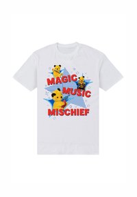 Bílý bavlněný tričko s grafickým designem, žlutými postavami a tučným červeným textem: "MAGIC MUSIC MISCHIEF" na modrém pozadí ve tvaru hvězd.