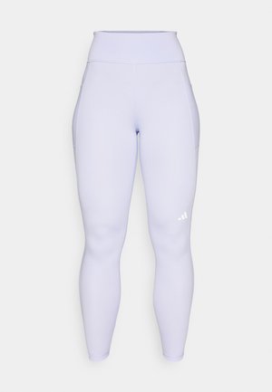 Lyse lilla leggings med høj talje, glat tekstur, sidelommer og et lille hvidt logo på den nederste del af benet.