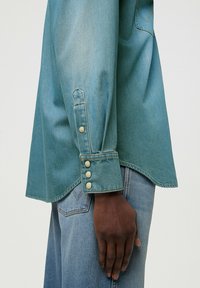 Wrangler LONG SLEEVE WESTERN LOOSE FIT - Camisa - authentic medium