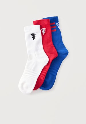 Tre mellemhøje sokker i hvid, rød og blå, hver med et lille logo af en figur, der holder en trefork nær toppen.