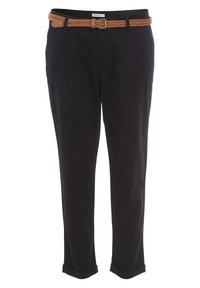Pantalon chino noir à coupe droite, doté d'une ceinture en cuir tressé marron. Ourlet retroussé et tissu en coton lisse.