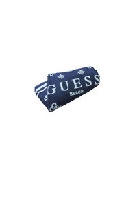 Asciugamano da spiaggia navy con testo bianco "GUESS BEACH" e motivi a diamante. Tessuto morbido, forma arrotolata, adatto per l'uso in spiaggia.