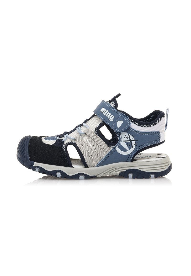 Sandalias azules y negras con parte superior de malla y tela suave, correa ajustable, suela acolchada, puntera protectora y detalles estampados.