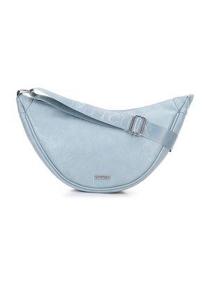 Borsa a spalla in finta pelle azzurro chiaro a forma di mezzaluna, con tracolla regolabile, accessori in argento e una placca con logo sulla parte anteriore.