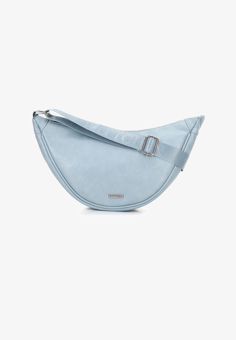 Borsa a spalla in finta pelle azzurro chiaro a forma di mezzaluna, con tracolla regolabile, accessori in argento e una placca con logo sulla parte anteriore.