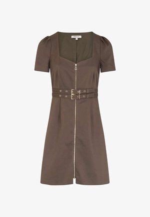 Abito marrone a maniche corte con scollo quadrato e zip frontale. Presenta una vita con cintura e dettagli in metallo color oro. Tessuto dalla texture liscia.