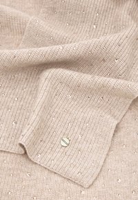 Sciarpa in maglia beige con texture a coste, decorata con paillettes rosa oro sparse e un piccolo marchio argento. Tessuto morbido e testurizzato.