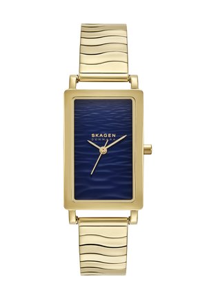 Goldfarbene rechteckige Uhr mit einem blauen strukturierten Ziffernblatt, gewelltem Metallarmband und zwei Nadel-Uhrwerk. Markenname unter der 12-Uhr-Position angezeigt.