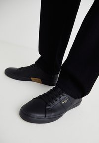Unselected, black