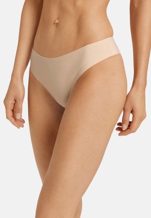 Beige bezešvé hipster kalhotky s hladkým povrchem a minimalistickým designem, s nízkým pasem pro pohodlné nošení.