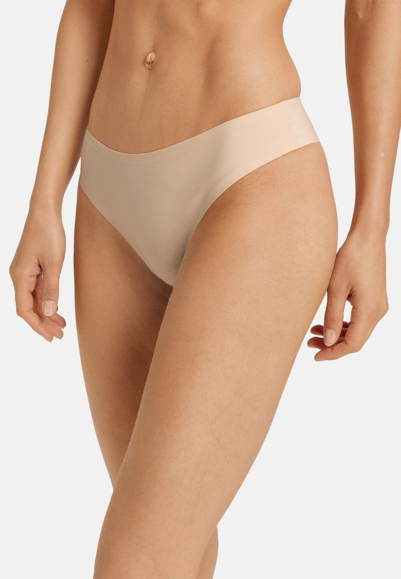 Beige naadloze hipsterondergoed met een zachte textuur en een minimalistisch ontwerp, met een laaghangende tailleband voor een comfortabele pasvorm.