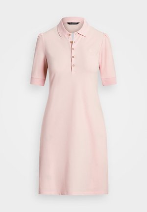 Robe polo rose clair à manches courtes, col, cinq boutons sur le devant, avec un logo brodé discret sur la poitrine.