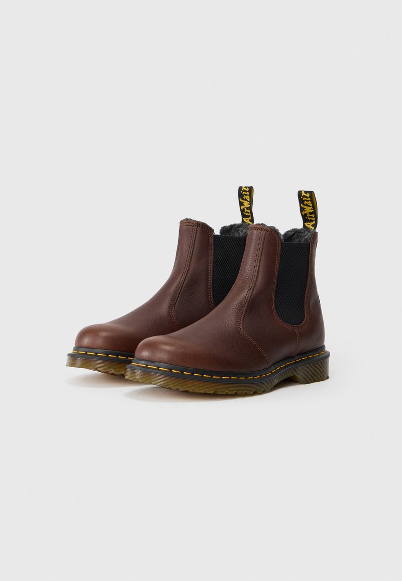 Braune Leder Chelsea-Boots mit elastischen seitlichen Einsätzen, gelben Nähten und brauner Sohle. Mit Zugschlaufen an den Knöcheln für ein einfaches Anziehen.