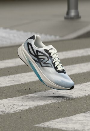 New Balance, FUELCELL FLITE - Laufschuh Straße - white/altitude/dark night