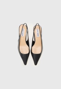 Mustan kiiltonahkaiset slingback-korkokengät, joissa on terävät varpaat, esittelevät sileää pintaa ja minimalistista muotoilua. Varustettu brändätyllä sisäpohjalla.