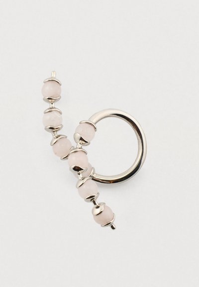 Srebrna obročka uhan z vrsto svetlo roza kroglic z metalnimi poudarki, ki ustvarjajo ukrivljen dizajn. Povsod gladka tekstura.