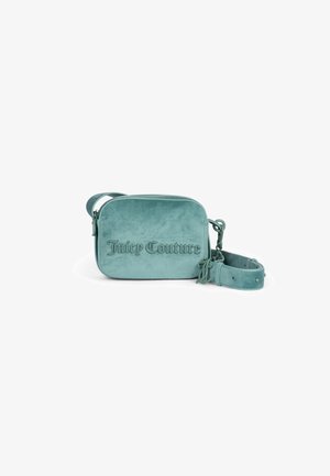 Een teal kleurige suede schoudertas met een rechthoekige vorm, een geperst "Juicy Couture" logo en een verstelbare strap met hardware accenten.