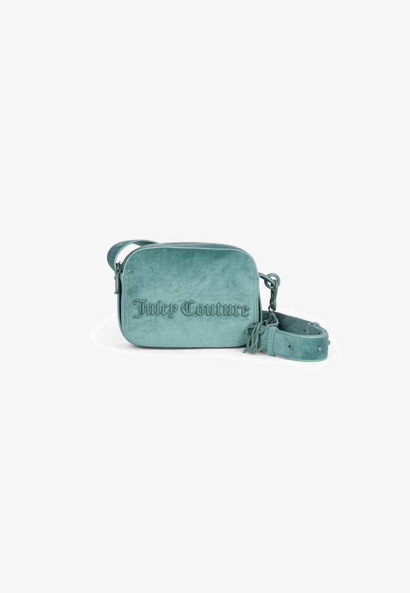 Un sac bandoulière en daim teal de forme rectangulaire, avec un logo "Juicy Couture" en relief et une bandoulière ajustable avec des accents en métal.