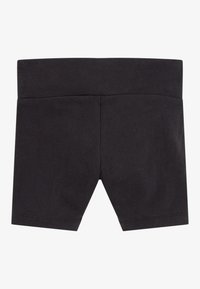 Shorts noirs ajustés taille haute avec une large ceinture, couture plate au centre et une texture en tissu lisse et extensible.