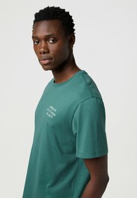 Wrangler SHORT SLEEVE - Camiseta estampada - bistro_green