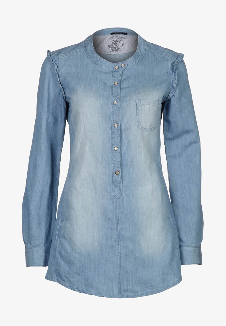 Chemise en denim bleu clair à manches longues, boutonnée sur le devant, col mandarin, poche poitrine et détail volanté sur les coutures d'épaules.