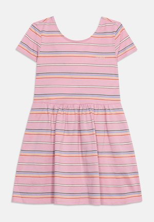 Robe rose à manches courtes avec des rayures horizontales multicolores et une taille froncée, étalée à plat sur un fond blanc.
