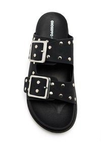 Sandale noire à glissière avec deux larges sangles, accents de boucles en argent et clous en métal. Texture lisse et design de semelle intérieure moulée.