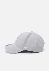 Grå baseballcap med buet skygge, med hvit brodert logo og detaljer. Glatt stoffoverflate med ventilasjonsøyler.