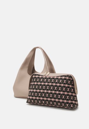 Deux sacs à main, l'un en cuir souple beige avec une large anse, et l'autre rectangulaire à motif vert foncé et rose avec une double fermeture éclair dorée.