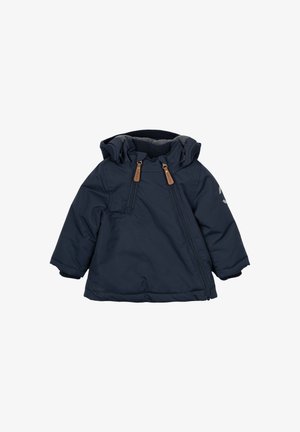 Giacca imbottita blu navy con cappuccio, chiusura a zip e polsini a costine. Presenta due tiranti della zip in pelle marrone e un morbido rivestimento interno grigio.