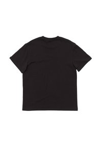 Camiseta negra de manga corta, hecha de algodón, con una textura suave y un cuello redondo clásico. Sin logotipos ni patrones visibles.