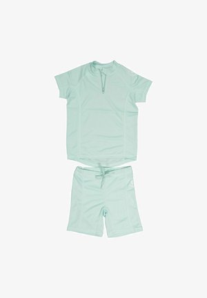 Lys-mintgrøn kortærmet rash guard med lynlås i halsen og matchende shorts. Blødt, strækbart materiale. Har logodetalje på shortsene.