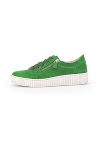 Groene suède sneaker met een witte textuurzool, voorzien van platte veters en een zijrits voor gemakkelijke toegang.