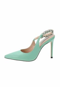 Chaussure à talon haut vert menthe avec un bout pointu et un design à bride arrière, mettant en avant un accent décoratif en chaîne au niveau du talon. Texture de surface lisse.