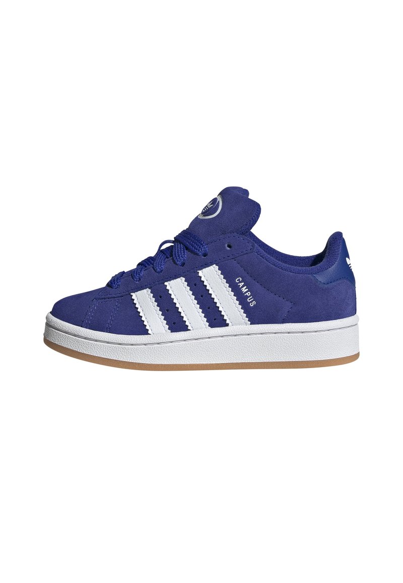 Blå semsket sneakers med hvit tre-stripesdesign, teksturert tunge og polstret krage. Gummisåle med en gummifarge aksent nederst.
