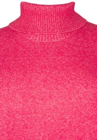 Rosa stickad turtlenecktröja med ribbat krage och jämn struktur, med en svag melering som ger visuellt intresse.