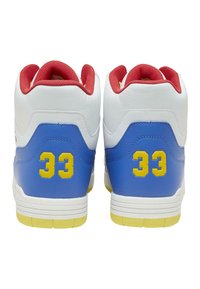 Fehér bőrből készült felsőrésszel, kék díszítésekkel, piros szegéllyel, a saroknál sárga "33" számmal és sárga, texturált gumitalppal ellátott tornacipő.