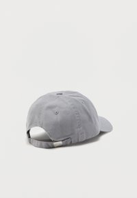 Γκρι ρυθμιζόμενο καπέλο μπέιζμπολ, εμφανιζόμενο από πίσω, σε λευκό φόντο.