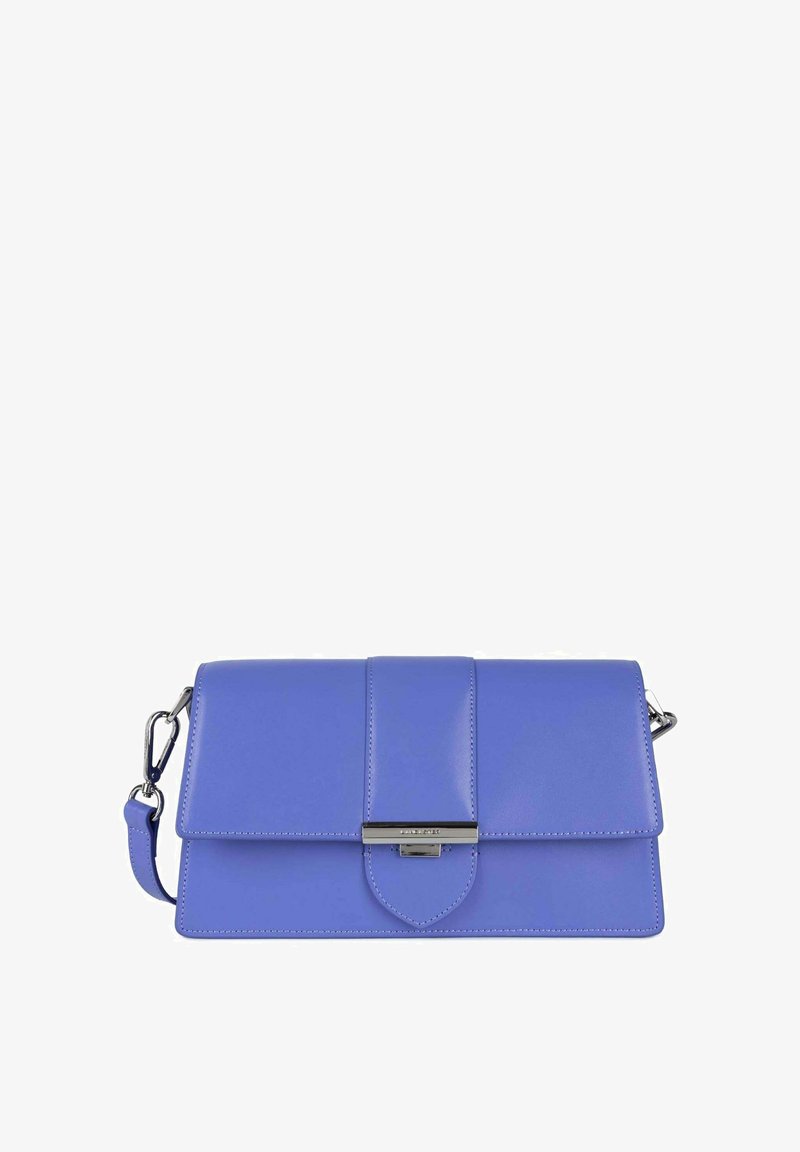 Borsa a spalla in pelle viola con chiusura a pattina, caratterizzata da un accento in metallo argentato e una tracolla regolabile. Texture liscia con dettagli cuciti.