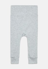 Leggings de algodón grises con una textura suave, que presentan un diseño sin costuras, puños en los tobillos y un corte redondeado para mayor comodidad.