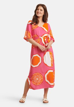 Farbenfrohes pinkes Kleid mit Mustern aus orangefarbenen und weißen Zitrusfrüchten, kurzen Ärmeln, einem V-Ausschnitt und einem gebundenen Taillendetail.