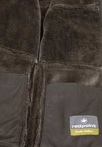 Braune Kunstfellweste mit Reißverschluss, zwei Seitentaschen aus schwarzem Leder und einem Redpoint-Markenetikett. Texturierte Oberfläche und weiches Erscheinungsbild.