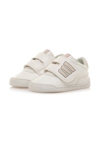 Scarpe da ginnastica bianche in tela con una texture liscia, dotate di due cinturini in velcro e un logo minimalista di lato. Accenti beige sottili sul tallone.