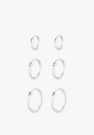 Tri páry strieborných kruhových náušníc, ktoré sa líšia veľkosťami, s lešteným povrchom a uzavretím na klip. Hladký, okrúhly dizajn bez ozdôb.