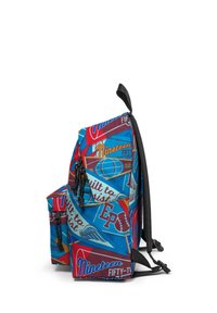 Batoh s barevným kolážovým vzorem v modré, červené a žluté barvě. Dvě venkovní kapsy na zip a nastavitelné černé popruhy.