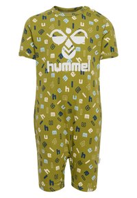 Grön bomullsoverall med kort ärm och shorts, med ett lekfullt mönster av bokstäver i blått, vitt och beige. Hummel-logotypen är tydligt synlig.